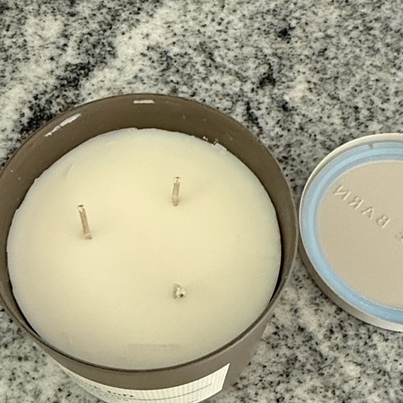 White Barn Book Loft Candle - Warm Brown - Picture 2 of 3